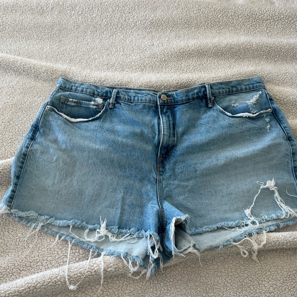 GOOD AMERICAN DISTRESSED DENIM SHORTS